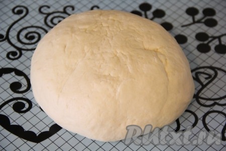 Переложить тесто на стол и вымешивать его руками, слегка присыпая мукой. Тесто должно стать гладким, однородным, эластичным и не липнущим к рукам. Завернуть тесто в пищевую плёнку и оставить отдохнуть при комнатной температуре на 30 минут. Я иногда оставляю тесто в холодильнике на несколько часов.