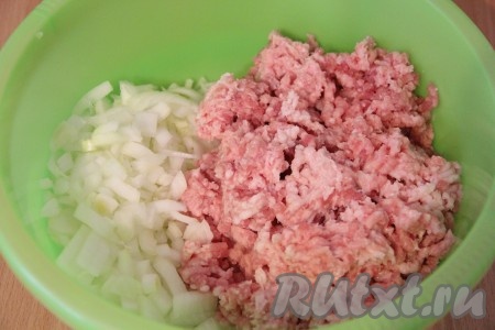  Лук мелко нарезать. В миску выложить фарш и лук.