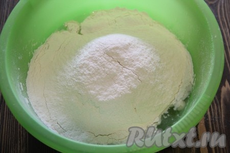 Для начала нужно приготовить тесто. В глубокую миску влить воду, растительное масло. Добавить яйцо и соль, всё слегка перемешать. Затем всыпать просеянную муку. Всыпать муку лучше небольшими порциями, сначала перемешивать ложкой, а затем, как только тесто начнёт собираться в ком, вымесить его руками.
