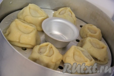 Переложить поддоны с мантами в пароварку и поставить на огонь. Готовить манты с момента закипания воды 45-50 минут.