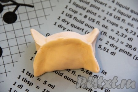  Затем закрыть боковые части и хорошо защипать.