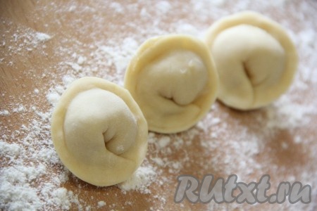  Готовые пельмени с куриным фаршем выложить на припорошенную мукой поверхность. В таком виде можно заморозить пельмени. 
