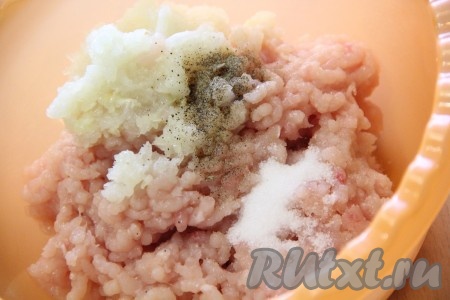 Лук почистить, пропустить через мясорубку, добавить в фарш из куриного филе, посолить, поперчить. Хорошо вымесить куриный фарш и начинка для пельменей готова.