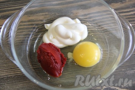  В миске соединить томатную пасту, яйцо и майонез. Всё слегка перемешать.