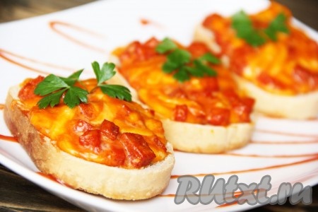 Поставить противень с бутербродами в разогретую духовку и запекать&nbsp;примерно 10-15 минут при температуре 180-200 градусов. Сыр должен расплавиться и наши бутербродики должны приобрести красивый золотистый цвет. Вот такие аппетитные и очень вкусные горячие бутерброды&nbsp;с колбасой, сыром и яйцом получились.
