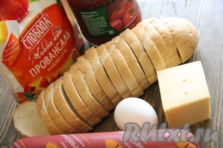 Подготовить продукты для приготовления горячих бутербродов с колбасой, сыром и яйцом. 
