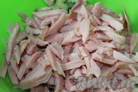 Копчёную курицу нарезать соломкой или кубиками и добавить в миску с огурцами.
