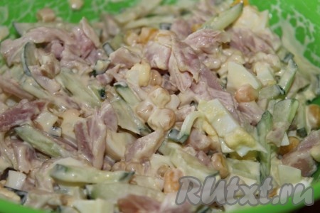 Тщательно перемешать вкуснейший салат с копченой курицей, кукурузой и маринованным луком, заправить майонезом. При необходимости поперчить и посолить.
