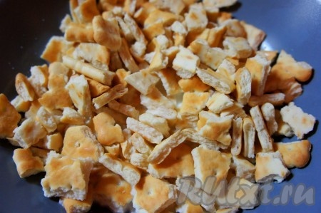 Печенье поломать. Если печенье крепкое, как у меня, то замочить в молоке на 10-15 минут, чтобы оно размягчилось, но оно не должно быть мокрым!