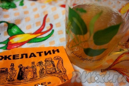 Желатин замочить на 20 минут в 150 гр кипяченой холодной воды. Затем подогреть на водяной бане, постоянно помешивая.