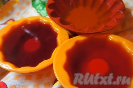 Желе приготовить согласно инструкции на упаковке, но добавить чуть меньше воды, чем указано, чтобы оно было более плотным.