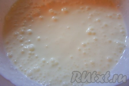 Сметану взбить с сахаром, добавляя его небольшими порциями и не прекращая взбивать.