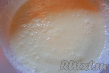 Добавить пару ложек крема в подогретый желатин, размешать, затем аккуратно влить весь желатин в крем, постоянно помешивая.