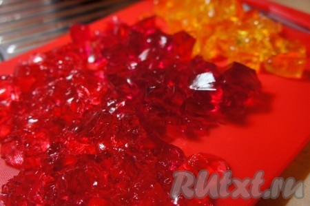 Желе нарезать на кубики.