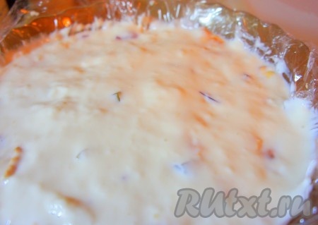 Слои чередовать таким образом до конца, далее убрать торт в холодильник на 2-3 часа. 