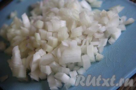 Лук почистить и мелко нарезать.
