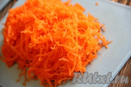 Морковь почистить и натереть на мелкой тёрке.