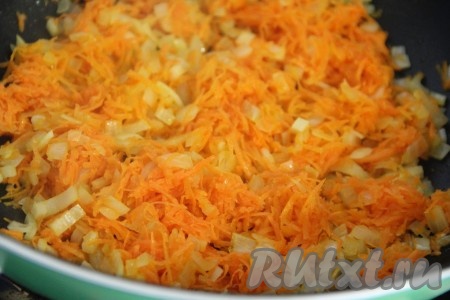  Затем добавить морковь и хорошо перемешать. Обжарить овощи в течение 5 минут, периодически помешивать.