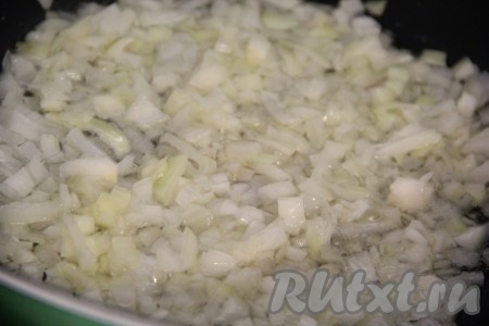 Лучше готовить гречку в глубокой сковороде, я использовала вок. Сковороду поставить на огонь и добавить растительное масло. Выложить в сковороду лук и обжарить, иногда помешивая, до золотистого цвета.
