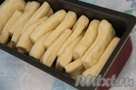 Тесто увеличится в объёме и займёт всю форму. Поставить в разогретую духовку и выпекать итальянский хлеб "Гармошка" минут 20-25 при температуре 200 градусов.