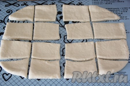  Нарезать тесто на прямоугольники, у меня получилось 16 штук. 