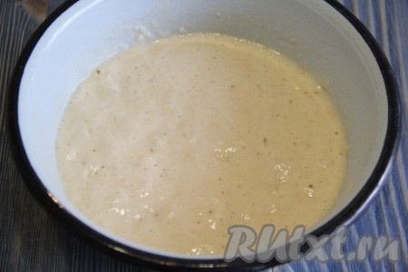 Опара увеличится в объёме и станет пузырчатой и воздушной. 50 грамм сливочного масла растопить, слегка остудить.