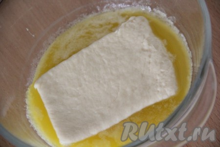 Форму для выпечки лучше взять прямоугольную с высокими бортиками. Я использовала металлическую форму для выпечки кексов и хлеба. Смазать форму сливочным маслом. Каждый кусочек теста обмакнуть со всех сторон в растопленное масло.