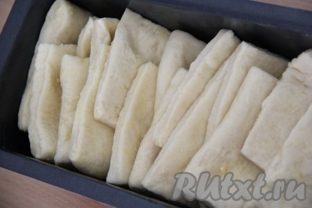 Затем выложить кусочки теста в форму не плотно, как на фото. Оставить форму с тестом в тепле на 20-30 минут.