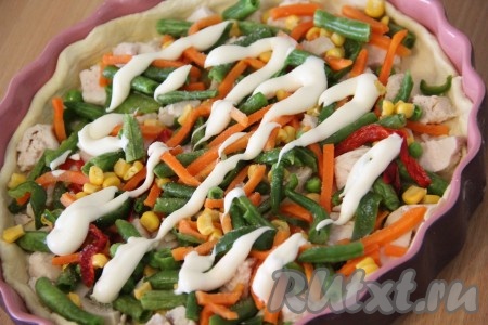 Далее сделать решётку из майонеза.