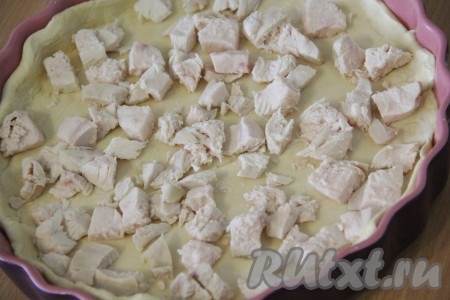 Куриную грудку разделить на волокна или нарезать на мелкие кусочки. Выложить кусочки мяса на тесто.