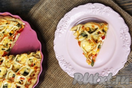 Верх пирога должен покрыться золотистой корочкой. Готовый аппетитный, вкусный пирог с курицей и овощами слегка остудить, а затем нарезать на порционные кусочки. Вот такая красота получилась.
