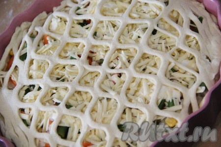 Я оставила немного теста и с помощью специального ролика сделала декоративную решётку. Но можно пирог и не украшать.
