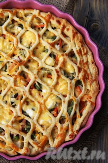 Поставить пирог в разогретую духовку и выпекать при 180-200 градусах примерно 30 минут. 