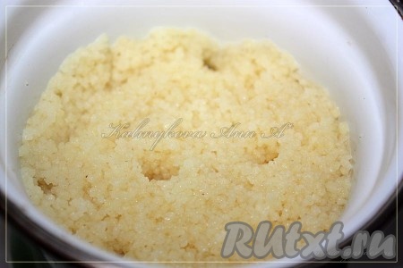 Отварить кус кус по инструкции на упаковке (я воды добавляю больше, чем указано).
