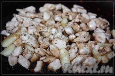 Обжарить филе со всех сторон до золотистого цвета и готовности. Влить соевый соус, посолить, добавить специи, перемешать и снять с огня.
