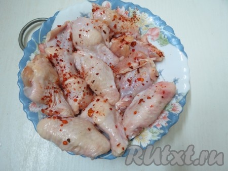Крылышки солим и посыпаем хлопьями чили по своему вкусу.