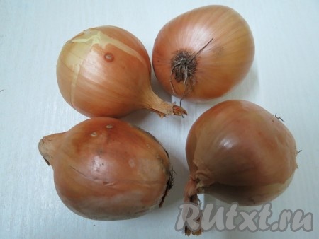 Для приготовления соуса нам понадобятся 4 луковицы среднего размера.
