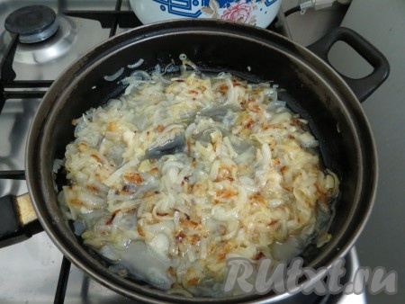 Огонь убавляем до минимума. Лопаткой тщательно соединяем муку с маслом. Убираем все комочки.
