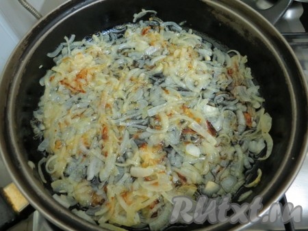 Затем огонь немного увеличиваем. Лук должен стать слегка золотистым. Именно слегка!
