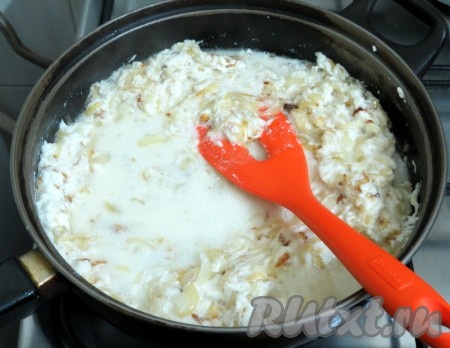 В последнюю очередь вводим горячую воду. Я не указываю количество воды. Тут всё зависит от вашего вкуса. Кому-то нравятся густые соусы, кому-то - средней густоты, а кому-то - более жидкие. Добавляйте воду частями (наливаете немного воды, перемешиваете, если нужно опять добавляете). Если случилось, что случайно вы добавили слишком много воды, то, не переставая помешивать, выпарите лишнюю воду, подержав соус на огне чуть дольше. После того как вы получили соус нужной густоты, посолите его, поперчите, доведите до кипения, уменьшите огонь и, помешивая, подержите на огне ещё 2-3 минуты.
