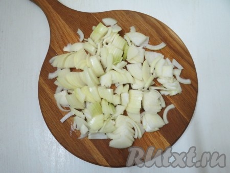 Очищенный лук нарезаем четверть кольцами.
