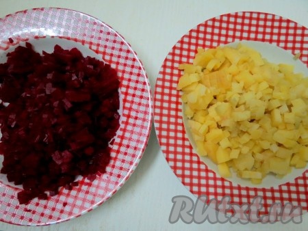 Отварную свеклу и картофель очищаем и нарезаем очень мелкими кубиками.
