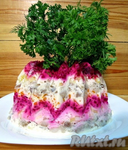 Украшаем зеленью. Селёдка под шубой, приготовленная с желатином, получается очень вкусной, да и выглядит очень эффектно.
