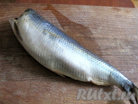 Сельдь желательно использовать малосольную, жирную, упругую. Если сельдь пересолена, вымочите её в молоке. Если сельдь мягковата, вымочите её в крепкой заварке чая в течение двух часов.
