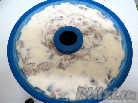 А теперь нужно действовать очень быстро. Во внутрь формы раскладываем слоями овощи и сельдь. Слои чередуем так: свекла, картофель, лук, сельдь, морковь, свекла, картофель, лук и сельдь. Последний слой смазываем отложенной смесью из майонеза и желатина. Морковь идёт по центру одним слоем. Выкладывать слои нужно предельно быстро, так как желатин с майонезом быстро застывает. Если вы не успели, тогда тарелку с овощами поместите на 20-30 секунд в микроволновку. Салат "Селёдка под шубой" ставим в холодильник до полного застывания. У нас салат застывал 2 часа, но для уверенности подержите 4 часа (можно оставить в холодильнике и на ночь).
