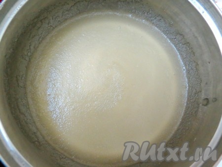 Желатин заливаем водой комнатной температуры и оставляем для набухания приблизительно на пол часа.
