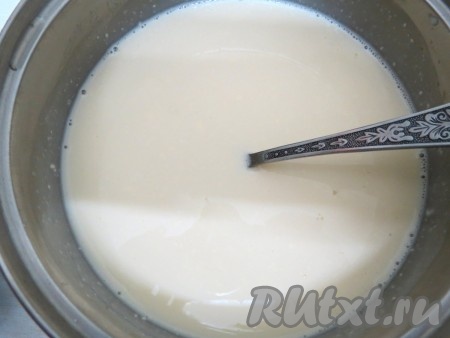 В желатин добавляем майонез, перемешиваем и слегка, совсем слегка? солим, учитывая, что сельдь солёная.
