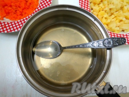 Разбухший желатин ставим на огонь, прогреваем, помешивая, но не даём закипеть. Помешиваем до растворения желатина. Если желатин закипит, он теряет свои свойства.
