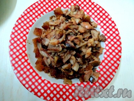 Сельдь разделываем на филе, освобождаем от хребта, тщательно выбираем косточки. Полученное филе нарезаем на маленькие кусочки.
