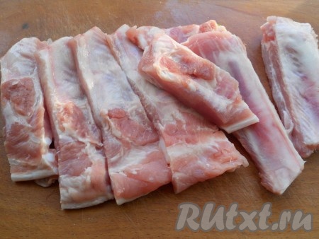 Свиные ребра помыть и обсушить бумажным полотенцем. Нарезать на части по кости.
